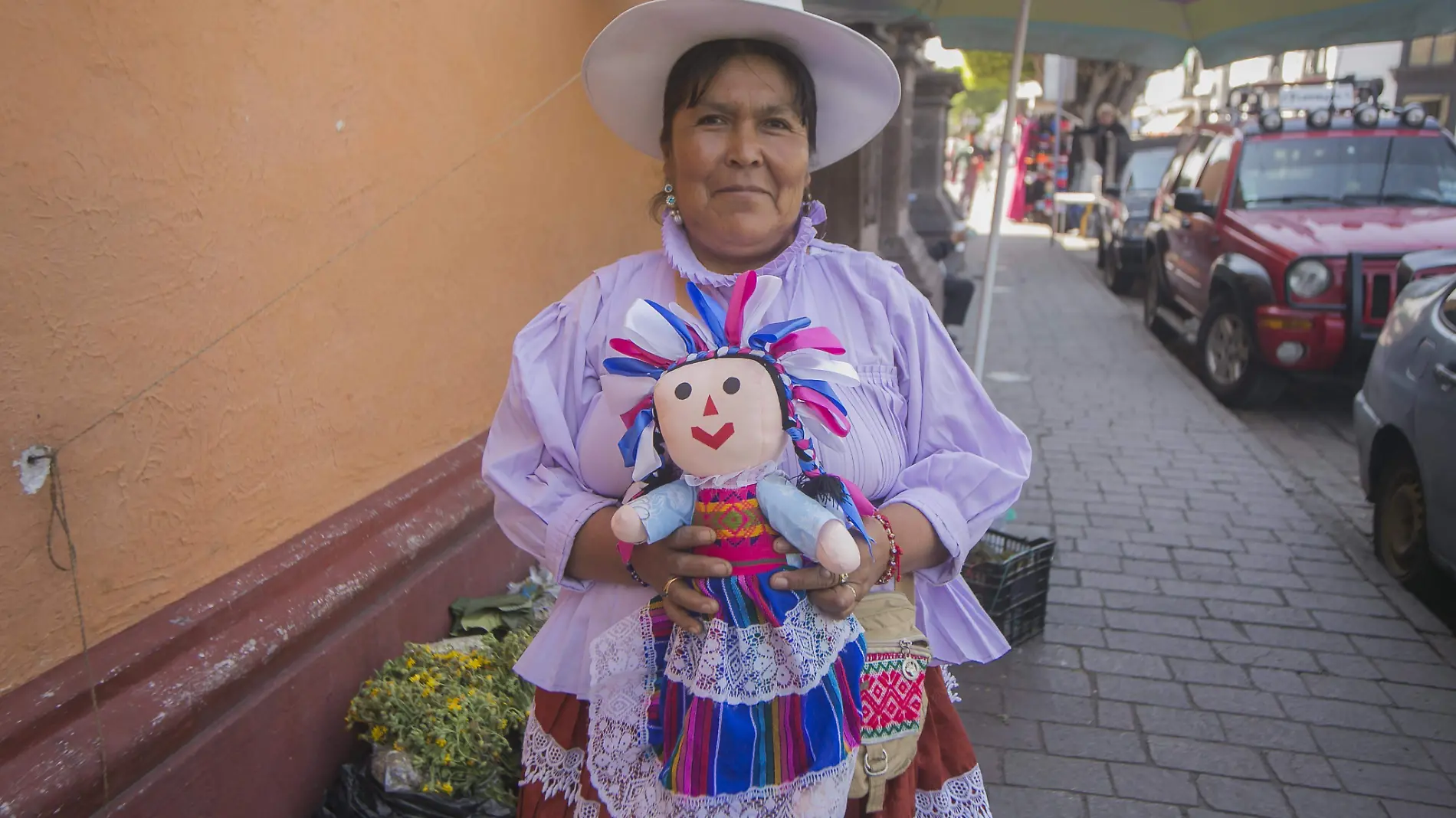 Rosa Santiago Margarito lleva 34 años dedicándose a la artesanía. Foto César Ortiz. El Sol de San Juan del Río.